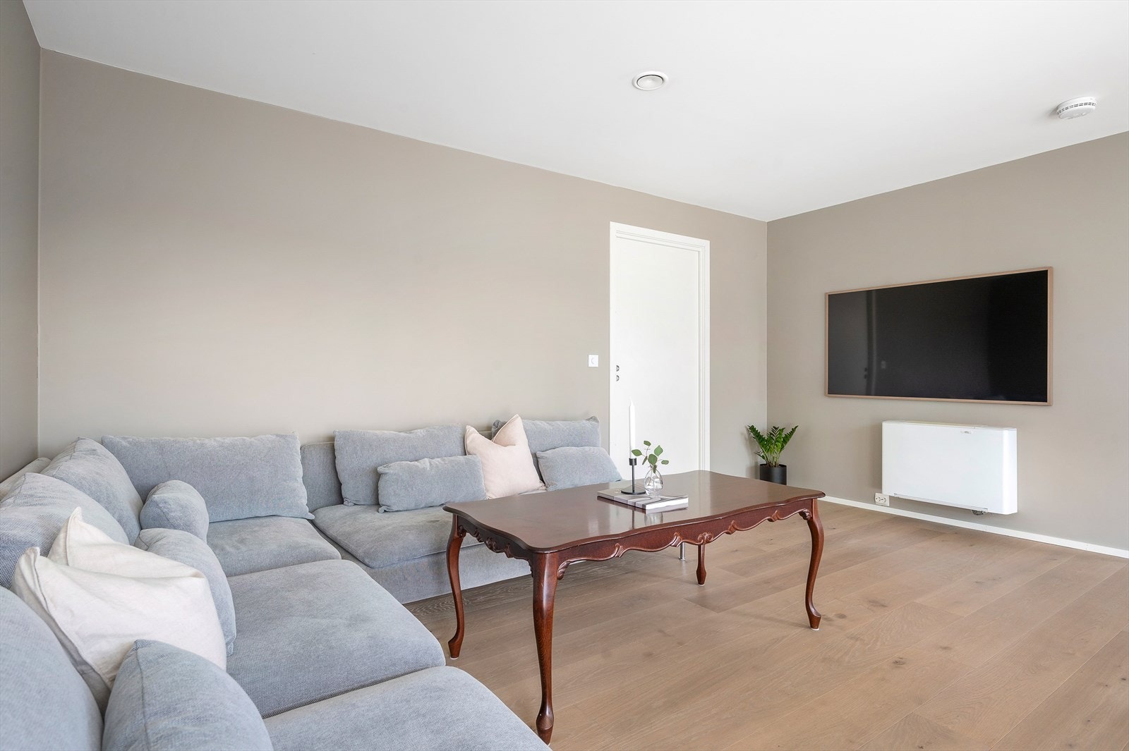 Romslig stue med god plass til sofa- og spisestueavdeling. Galleribilde