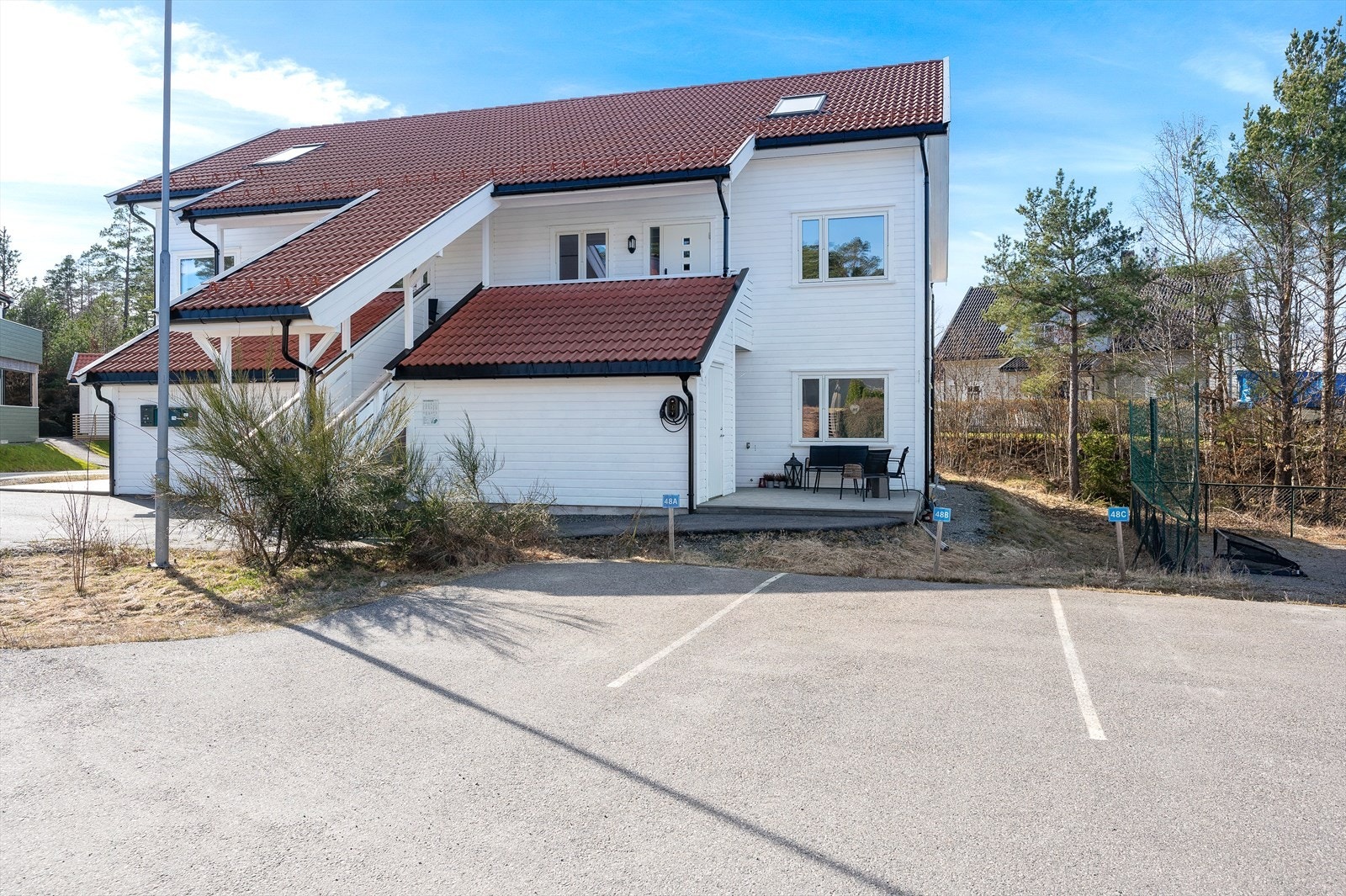 Med leiligheten følger biloppstillingsplass. Galleribilde