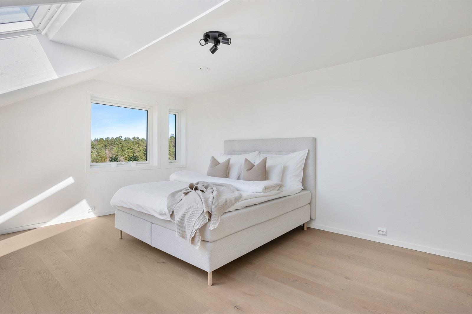 Romslig hovedsoverom på loftet. Galleribilde