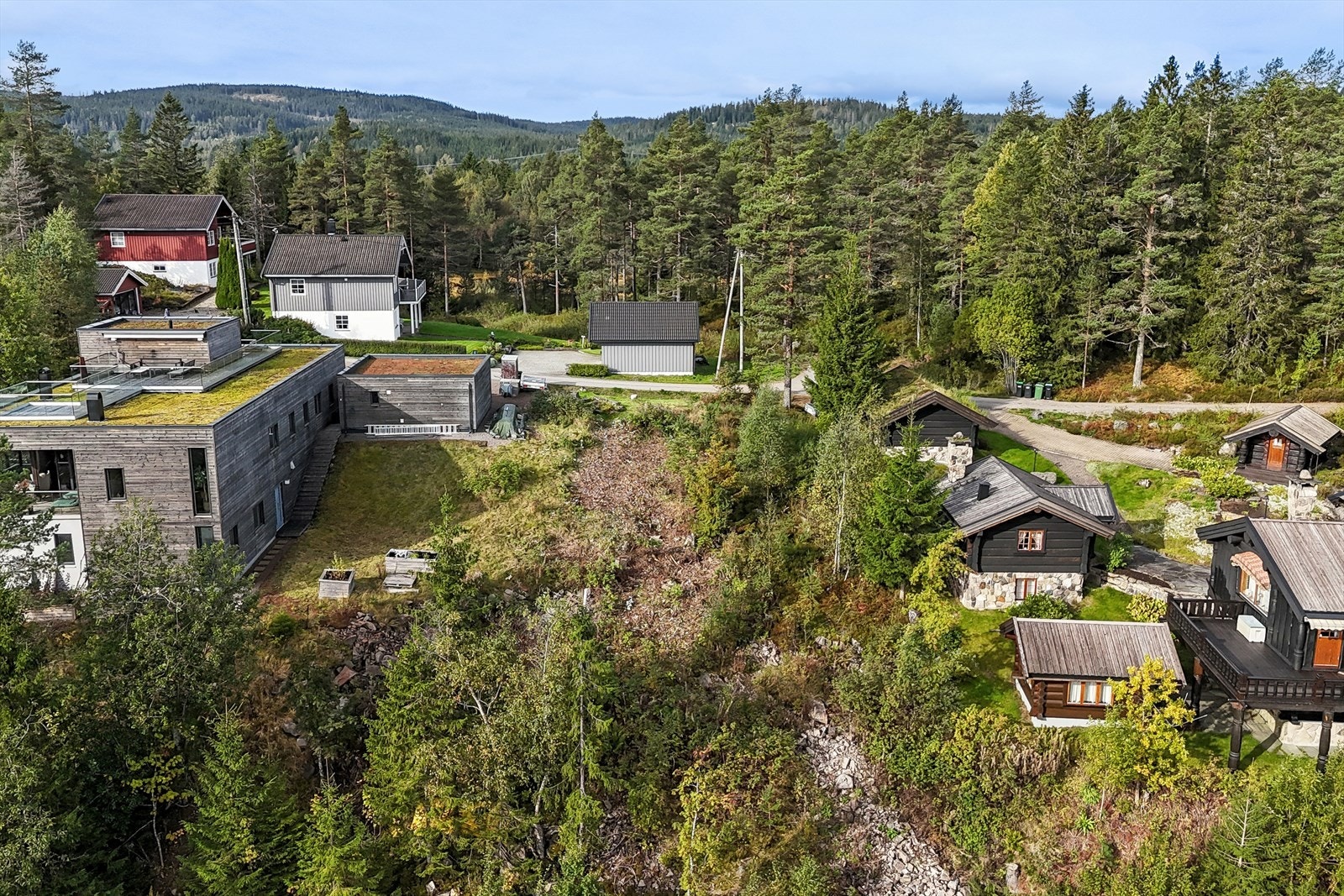 Tomten ligger fint til i indre del av blindvei med sol fra morgen til kveld. Galleribilde