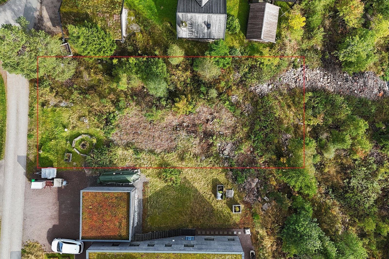 Tomten er romslig, og dette er ca. grenser. Galleribilde