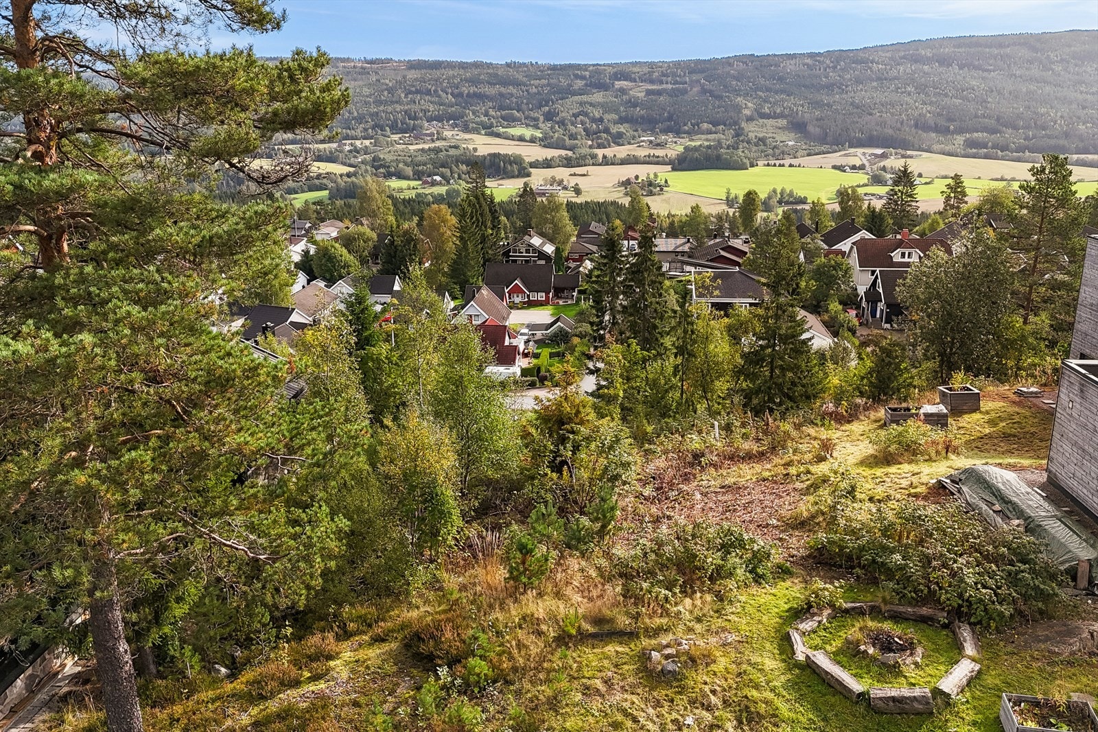 Tomten ligger i skrånet terreng og består i hovedsak av naturlige elementer. Galleribilde
