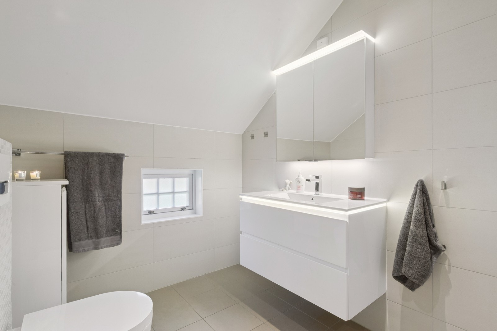 Bad i 2 etasje med servant, baderomsinnredning, ekstra skap og wc. Galleribilde