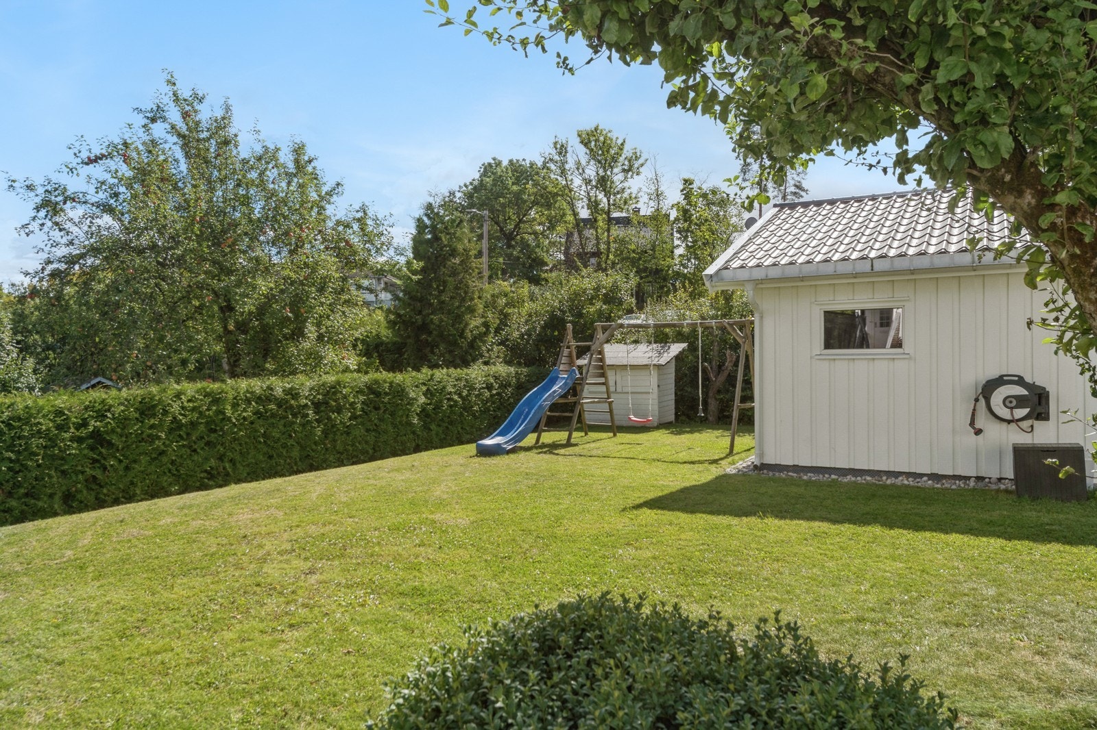 I hagen er det lekestativ som kan bli stående for de minste. Galleribilde