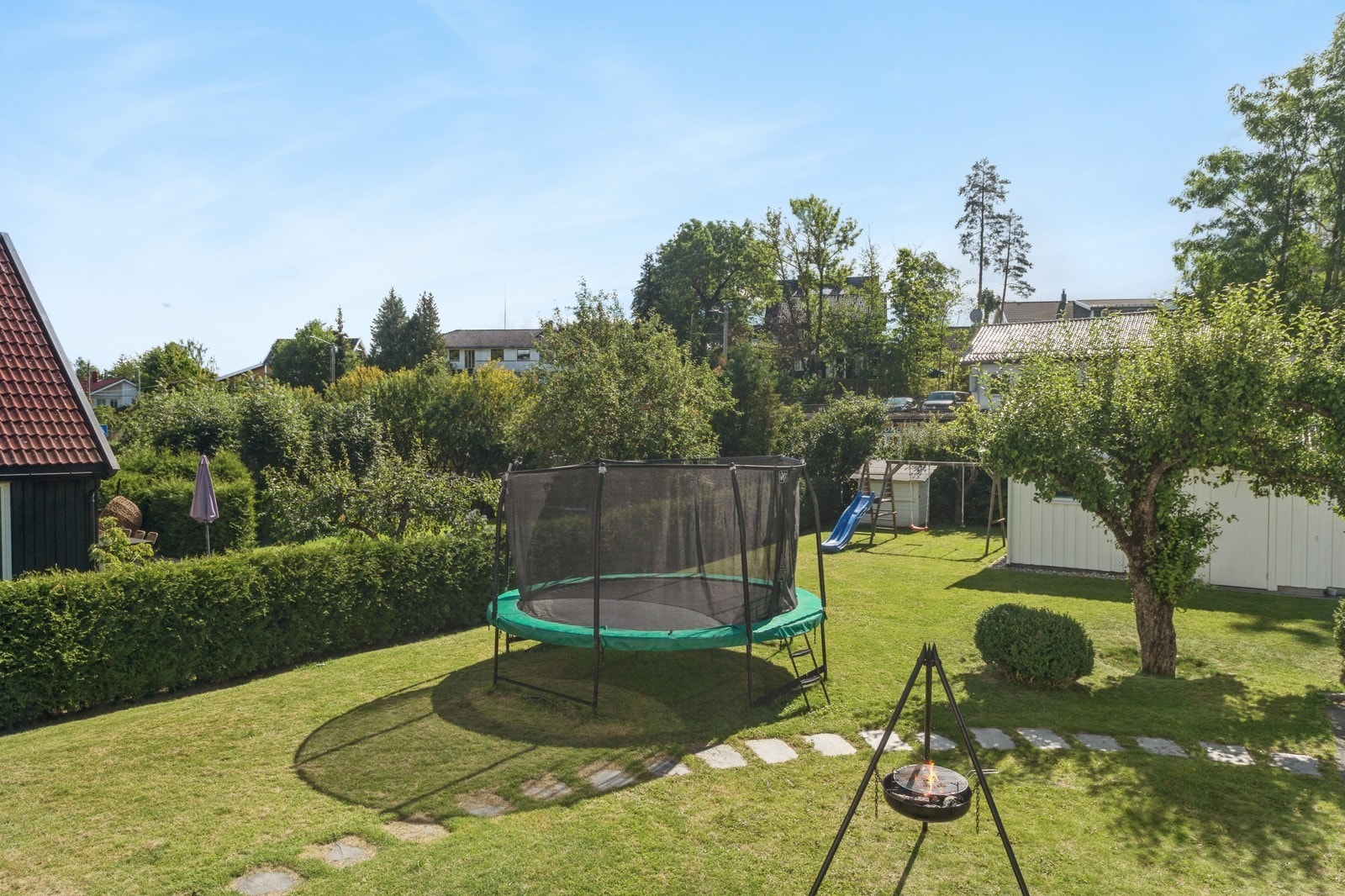 Stor hage hvor trampoline kan medfølge. Galleribilde