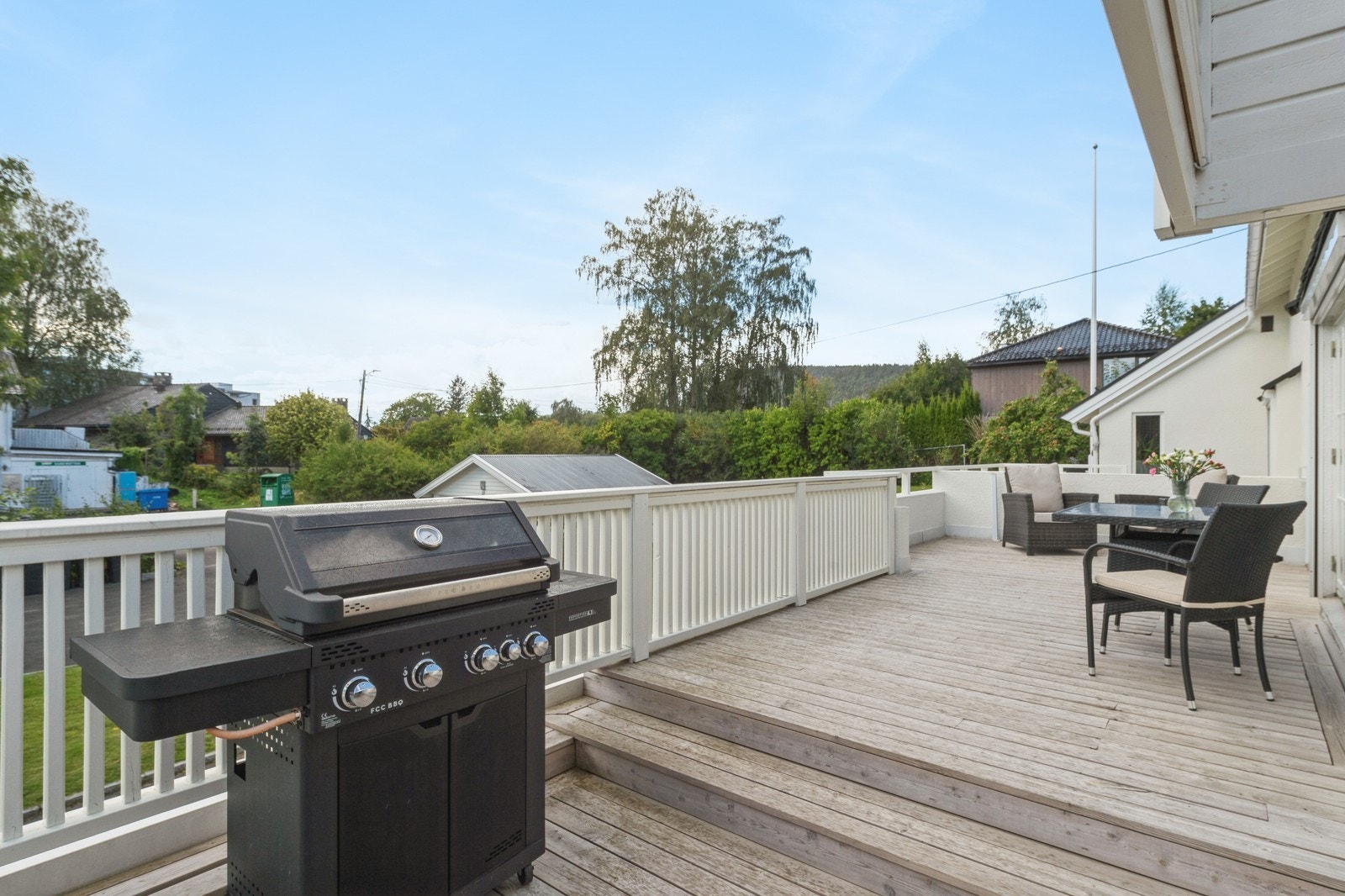 Stor solrik terrasse med plass til flere sittegrupper. Galleribilde