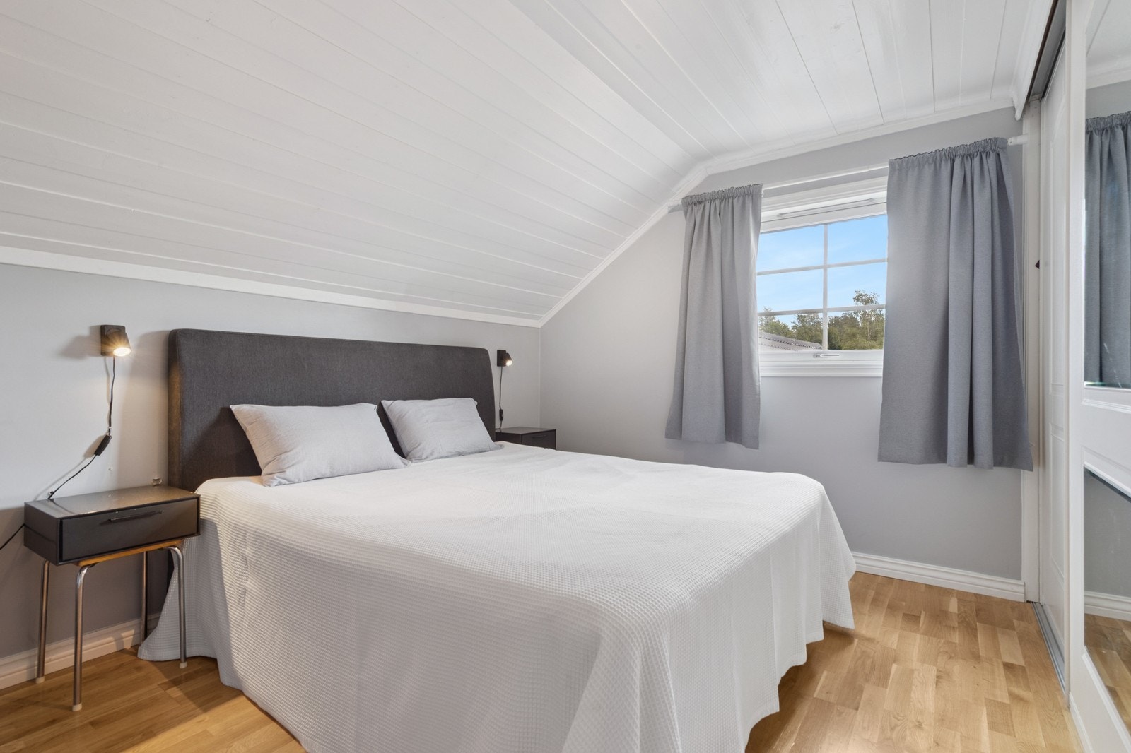 Hovedsoverom med garderobeskap i 2 etg. Galleribilde