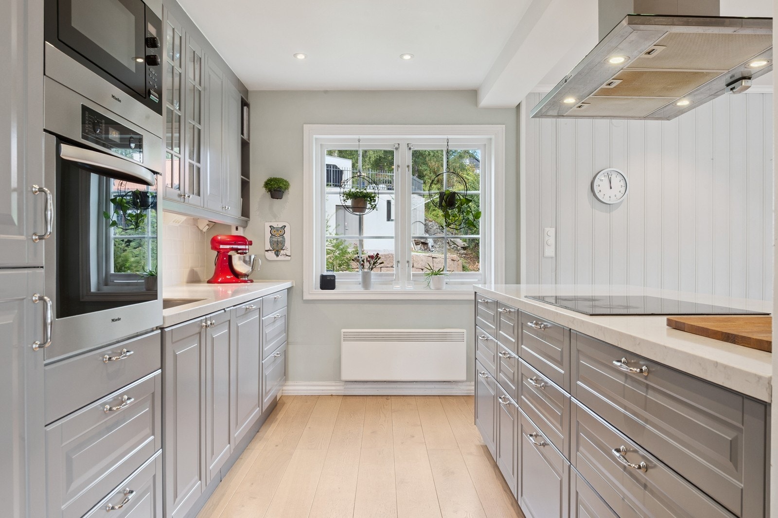 Kjøkken med integrerte hvitevarer. Galleribilde