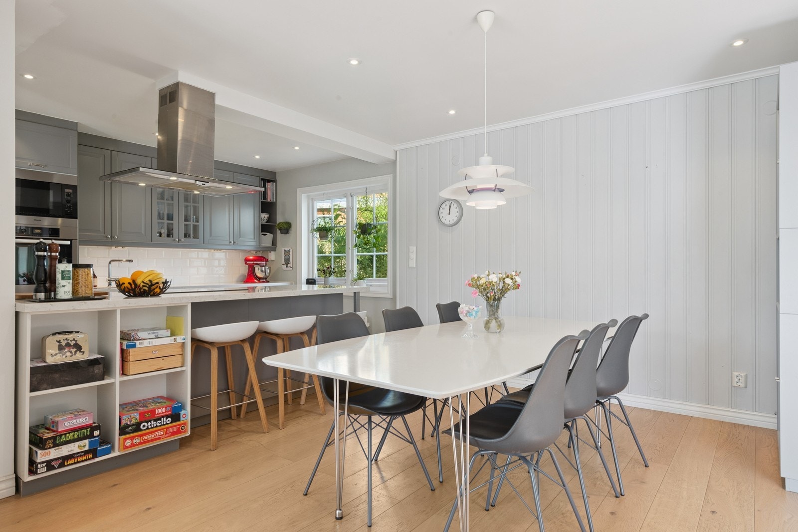 Romslig kjøkken med god plass til familien. Galleribilde