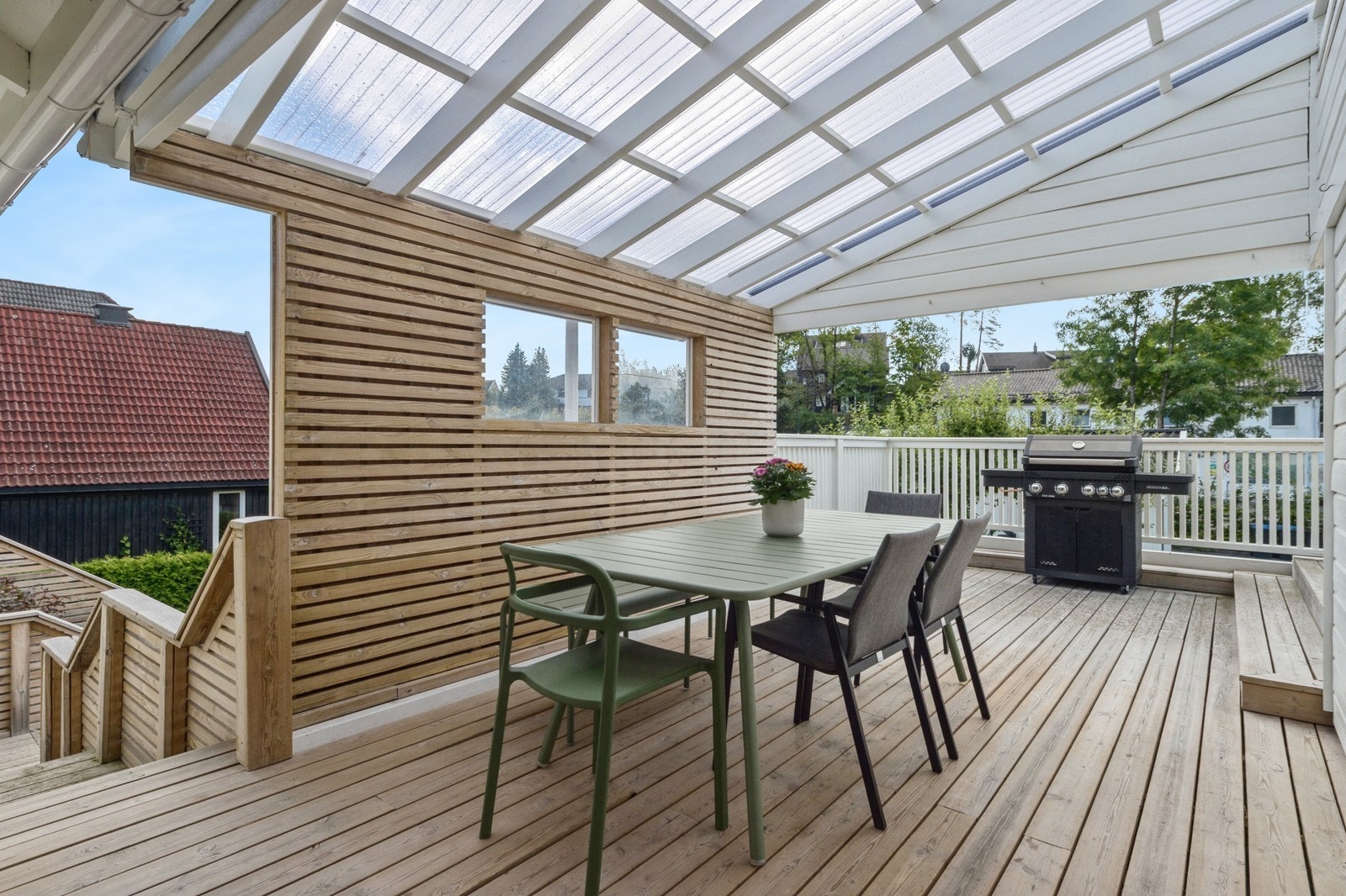 Overbygget del på terrassen som forlenger sesongen for middager ute. Galleribilde