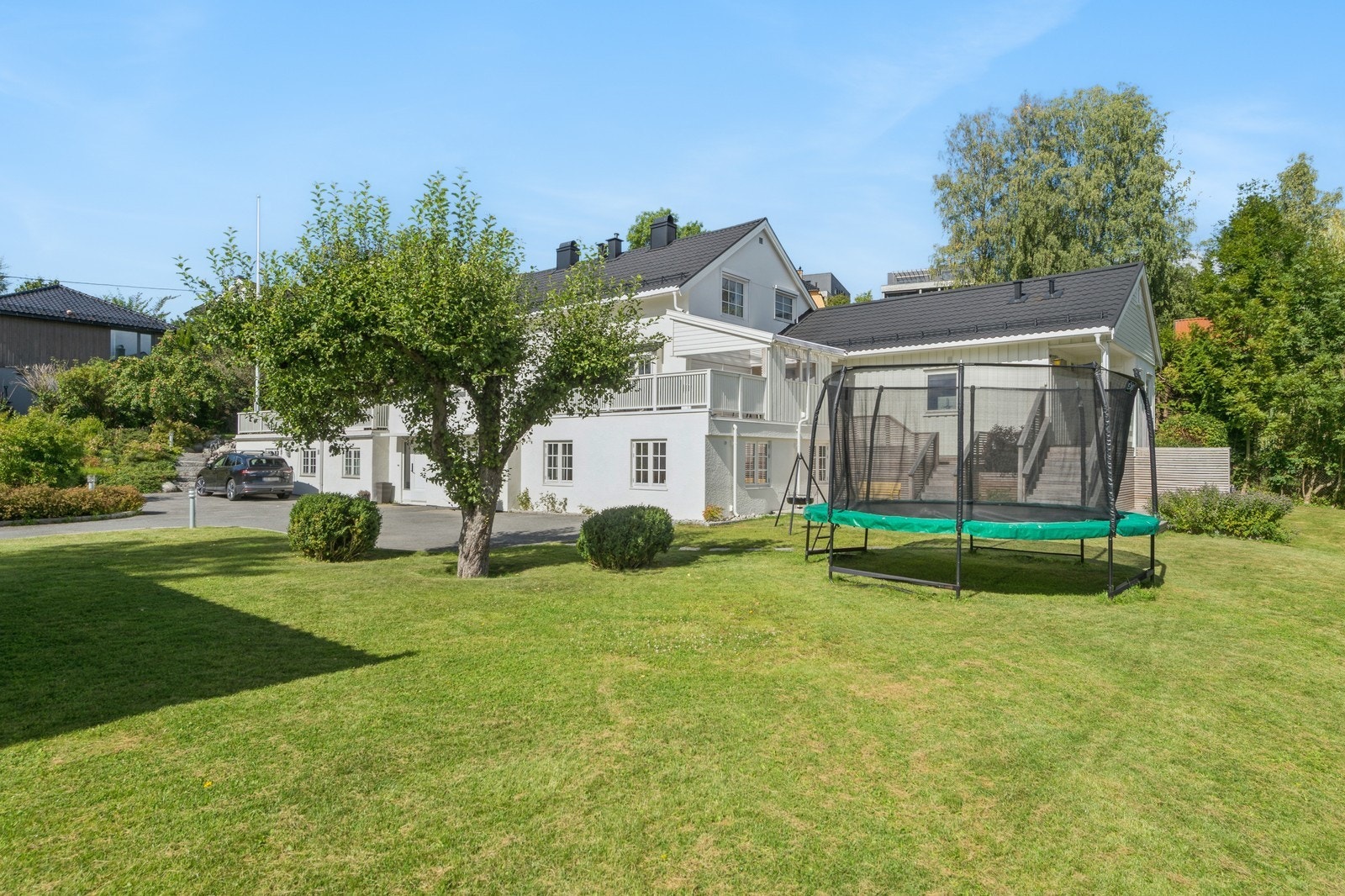 Stor solrik hage hvor trampoline kan medfølge. Galleribilde