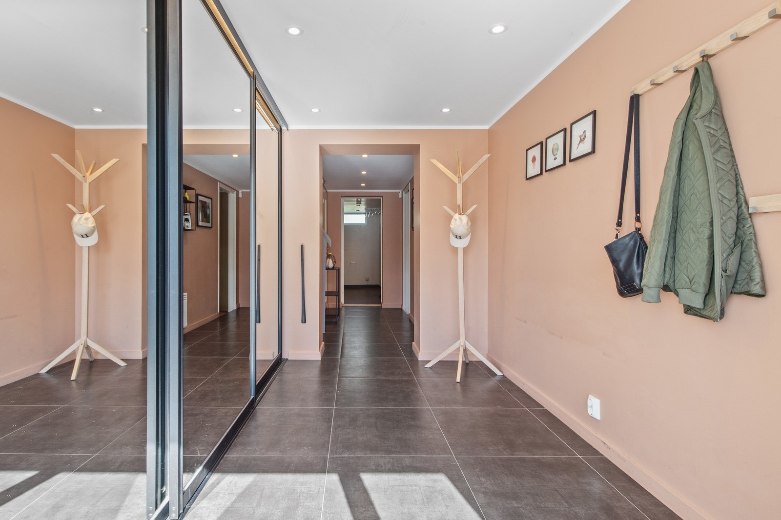 Flislagt gang med varmekabel i gulv i underetasjen. Her er det masse garderobeplass. Galleribilde