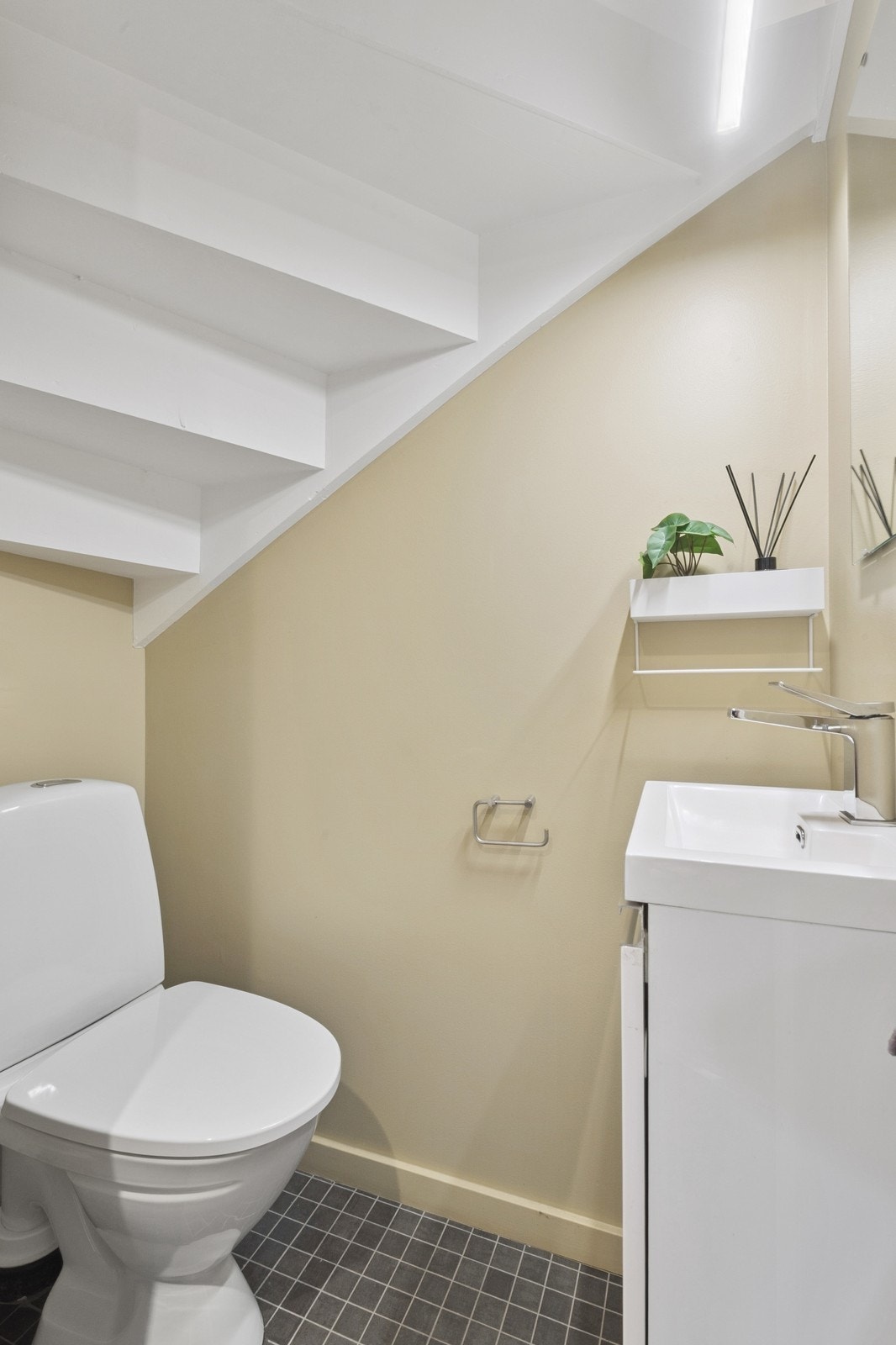 Gjestetoalett under trappen i underetasjen. Galleribilde