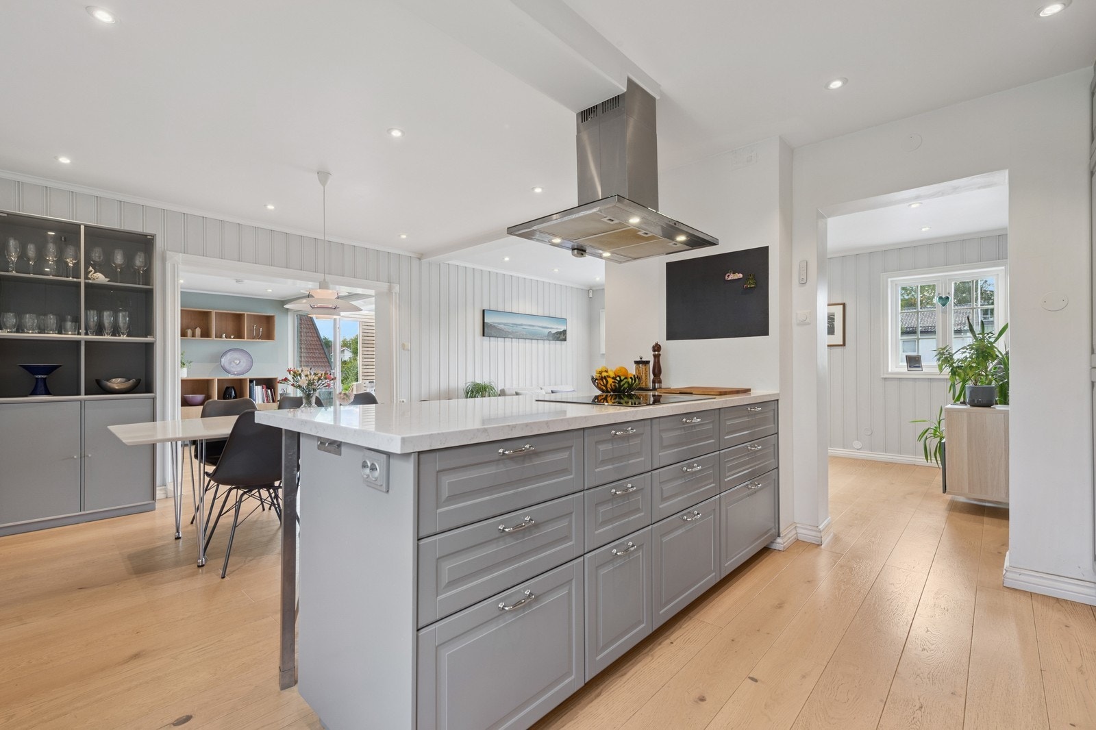 Kjøkken med mye skap- og benkeplass. Galleribilde