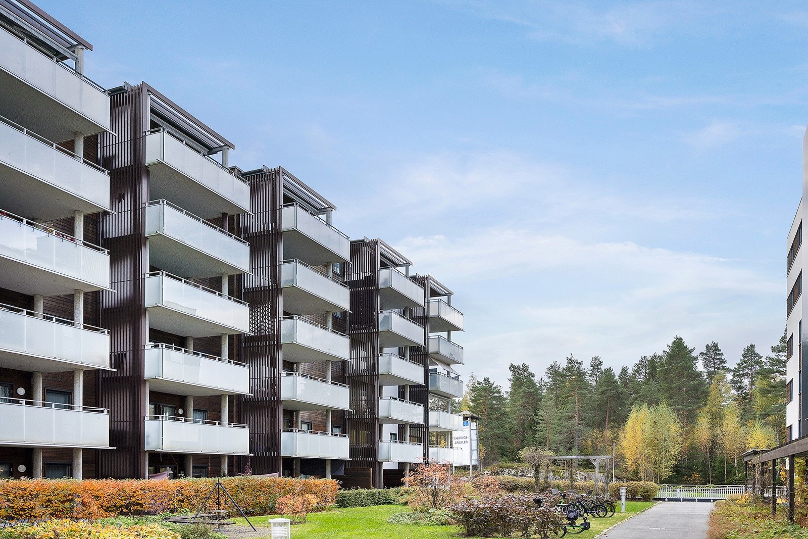 Nærområdet i sameie er pent opparbeidet med lekeplass, grøntområder, busker, grillplass og pavilgjon med sittebenker. Galleribilde