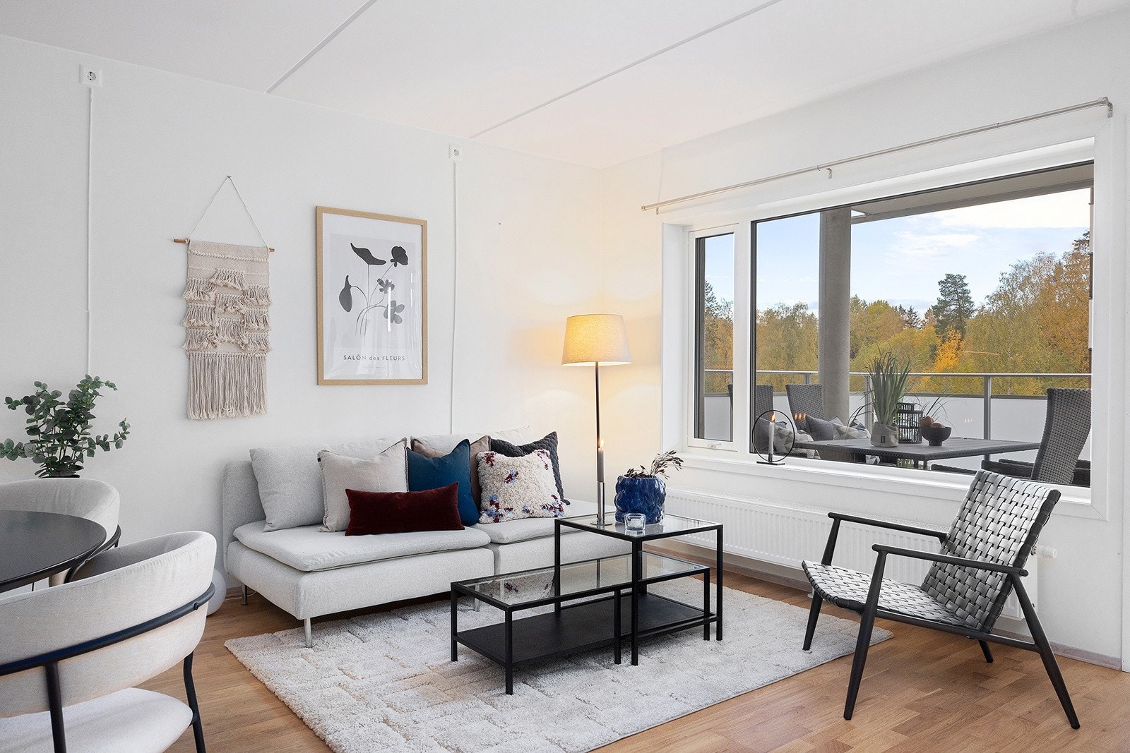 Lys og stemningsfull stue med store vindusflater og dør ut mot balkongen. Galleribilde