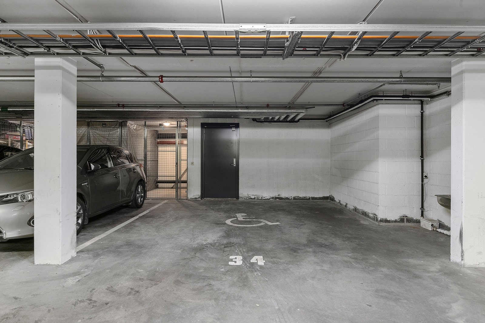Garasjeplassen i felles garsjeanlegg under boligblokken Galleribilde