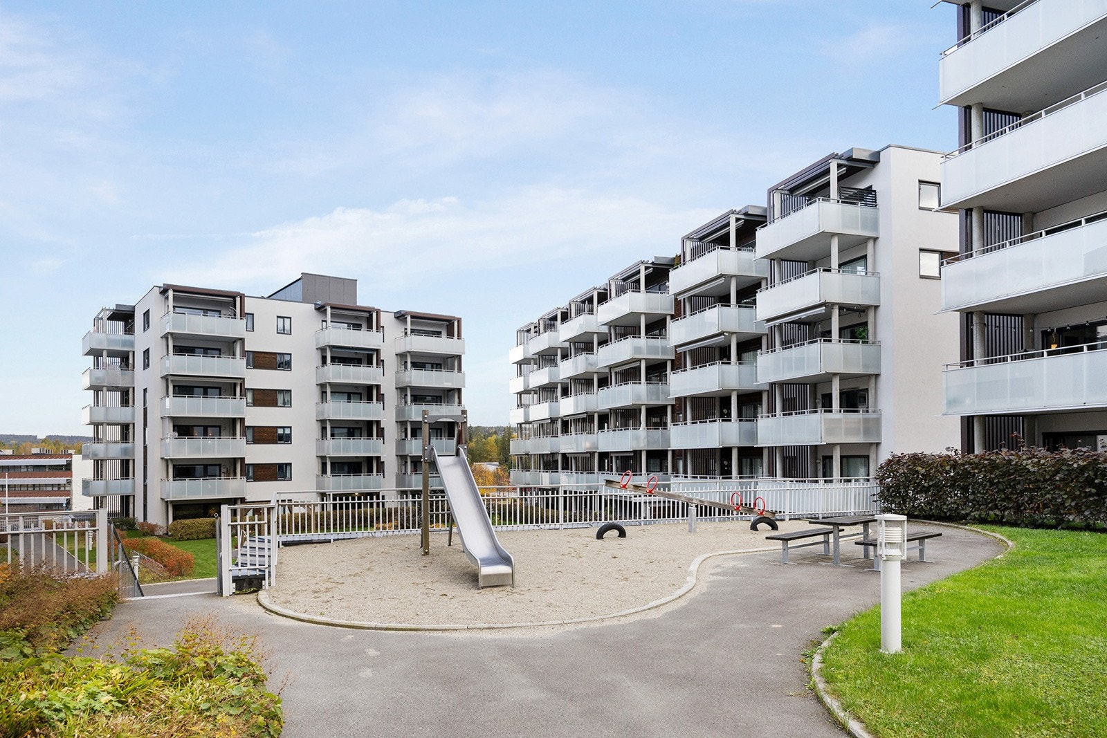 Lekeplass, og pent opparbeidet uteområde med asfalterte interne gangveier. Galleribilde