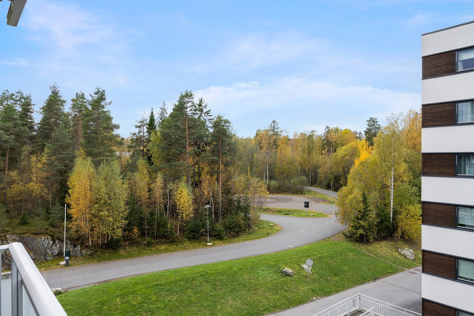 Utsikt fra balkongen til nærområde med skog og turstier Galleribilde