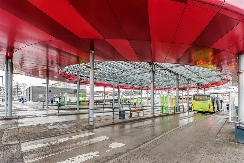 Lørenskog busstasjon ligger ca. 7 minutters gange fra leiligheten. Busstasjonen har meget godt kollektivtilbud. Du kommer deg raskt til både Oslo sentrum, Ahus og Lillestrøm. Galleribilde