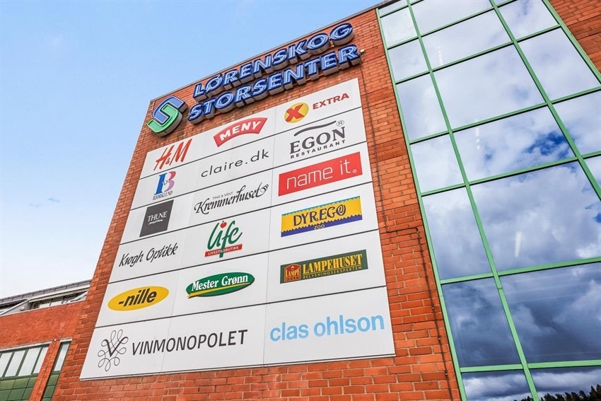 Det er flere gode handlesenter i nærområdet. Trianden er et populært kjøpesenter. Det er et godt kjøpesenter med flere butikker, spisesteder og nisjeforretninger. Galleribilde