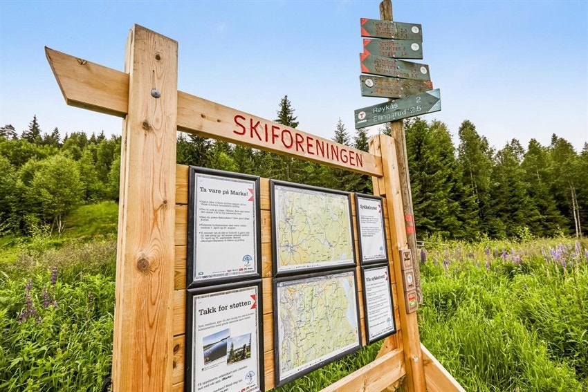 Kort vei til turområder med badevann. Lysløyper som blir preparert av skiforeningen om vinteren. Galleribilde