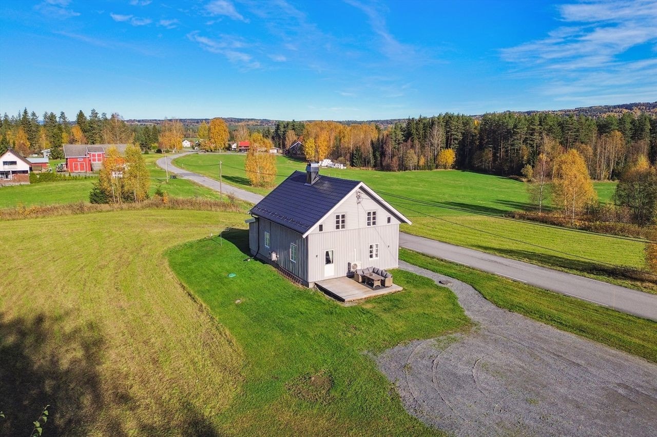 Idyllisk og landlig beliggenhet langs Kolomoen, usjenert og med god avstand til nærmeste nabo. Galleribilde