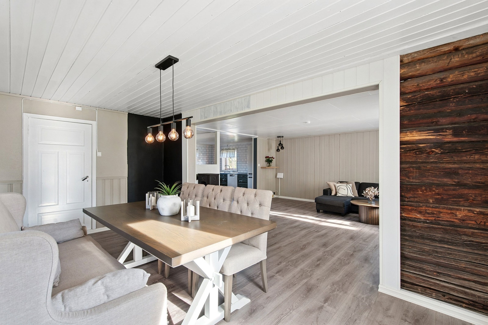 Fra spisestue mot tv-stue og kjøkken i bakkant. Bak spisestuen er det også adkomst til et uinnredet rom. Galleribilde