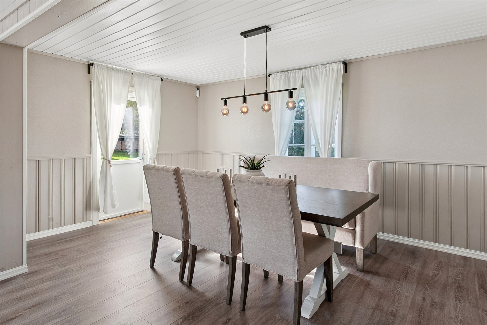 Spisestue med adkomst til markplatting via terrassedør. Galleribilde