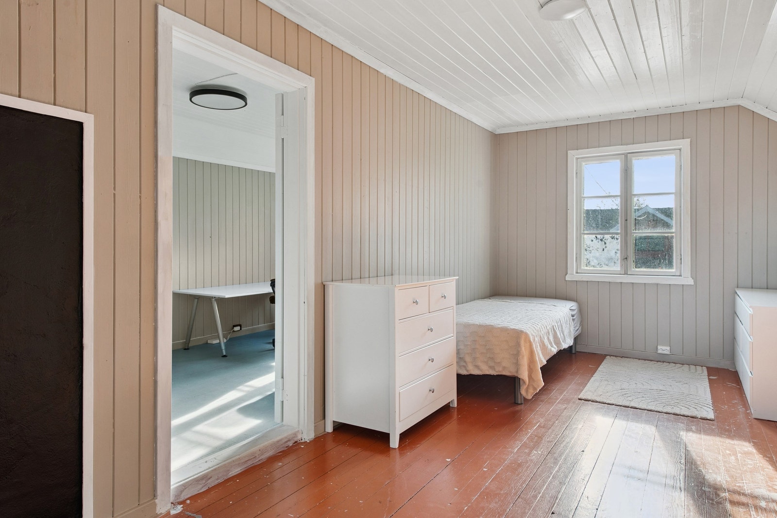 Soverom nr. 2. Fra soverom nr. 2 har du også adkomst til et tredje soverom i andreetasjen. Galleribilde