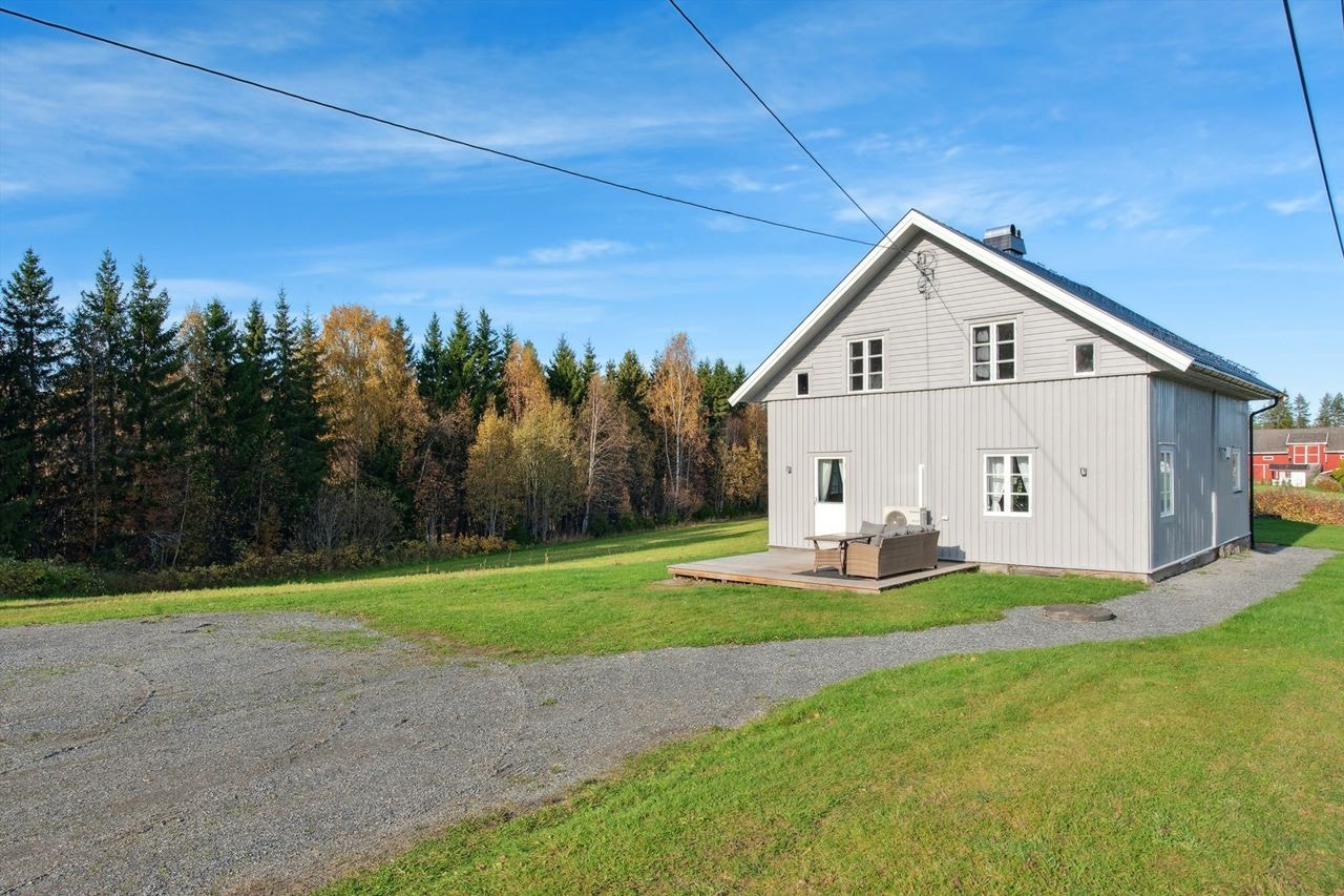 Våningshus og tun. Galleribilde