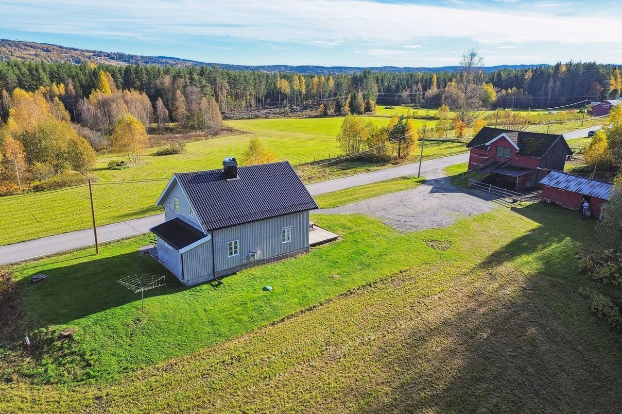 Våningshus, låve og uthus på eiendommen. Galleribilde