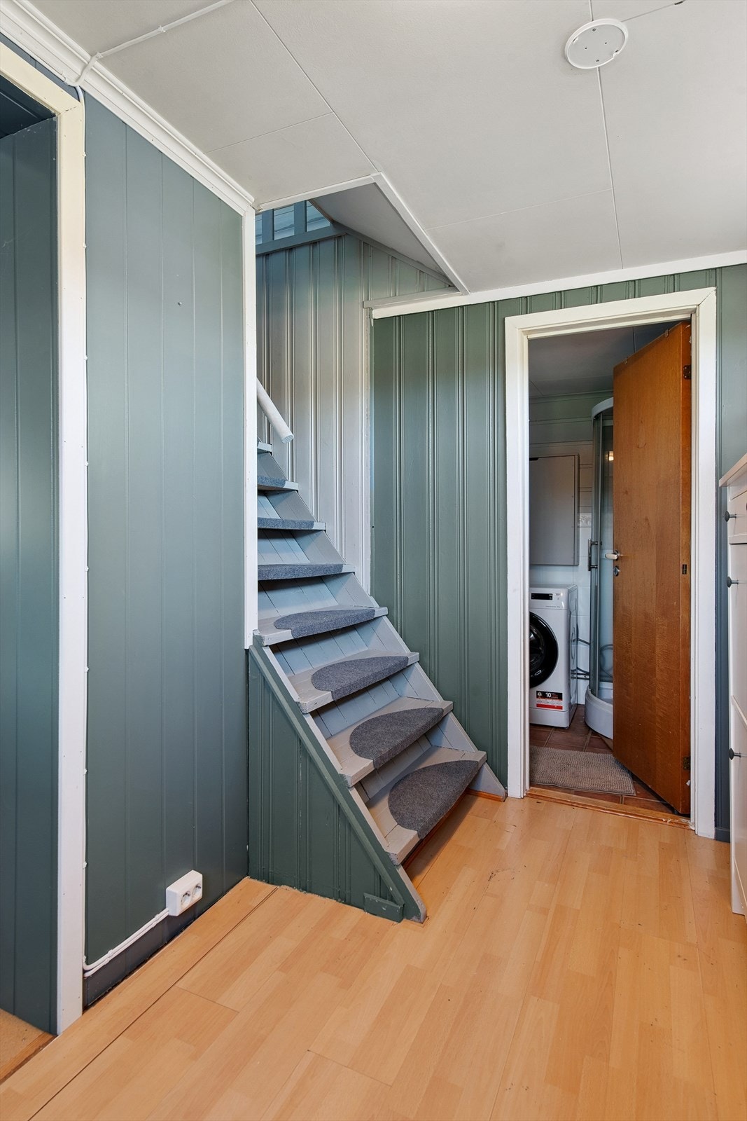 Velkommen inn! Romslig gang med plass til oppbevaring av yttertøy og sko. Galleribilde