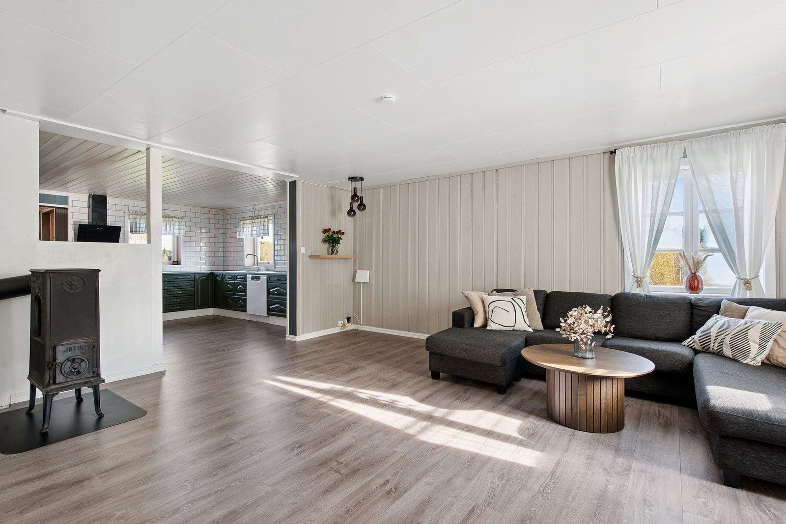 Fra tv-stue mot kjøkken. Lyst, åpent og romslig! Galleribilde