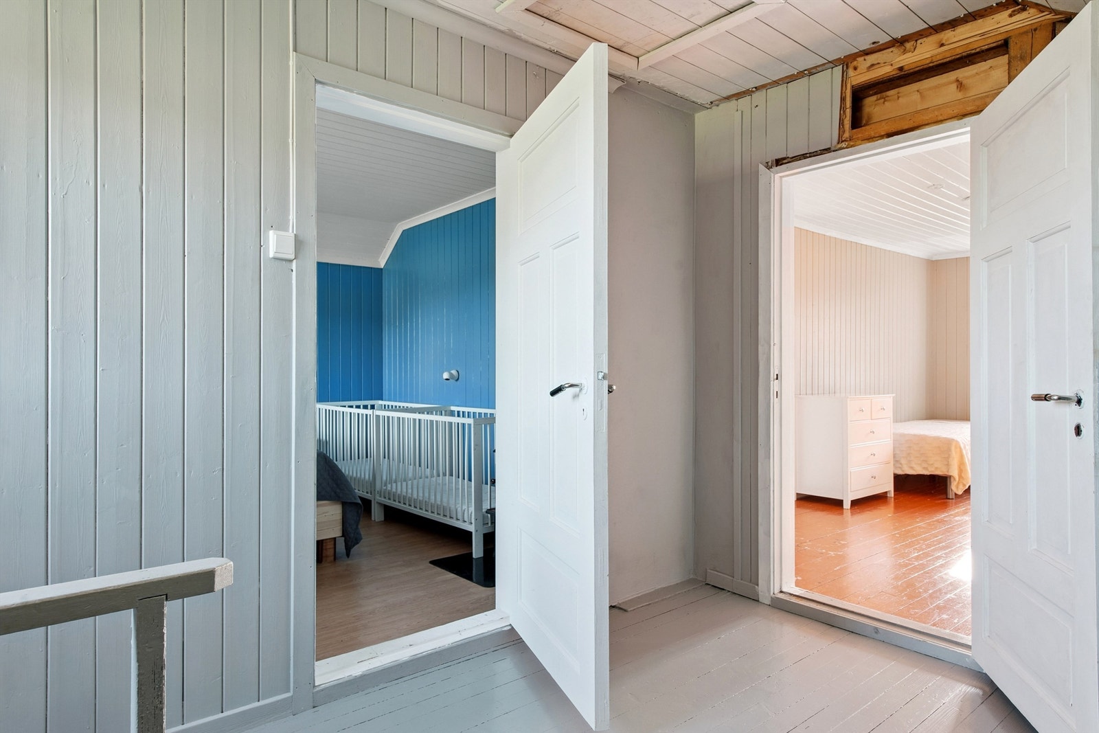 Fra trapperepo har du adkomst til 2 soverom i 2. etasje. Galleribilde