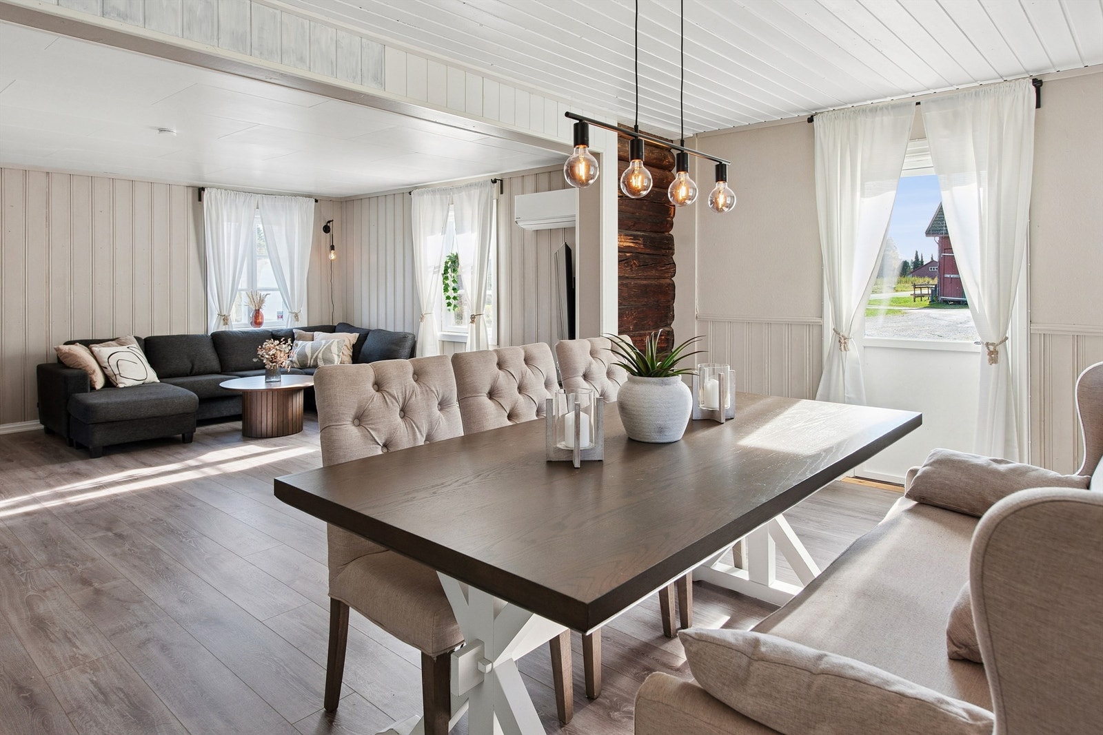 Spisestue og tv-stue i åpen løsning. Galleribilde