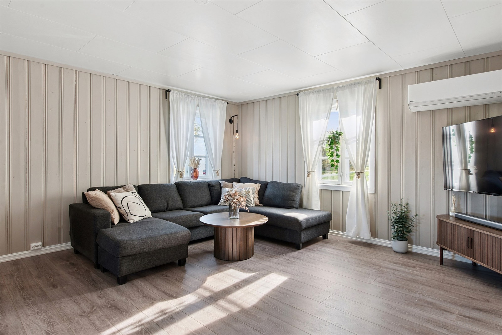 Meget lys og romslig tv-stue med både peisovn og varmepumpe som oppvarmingskilder. Galleribilde