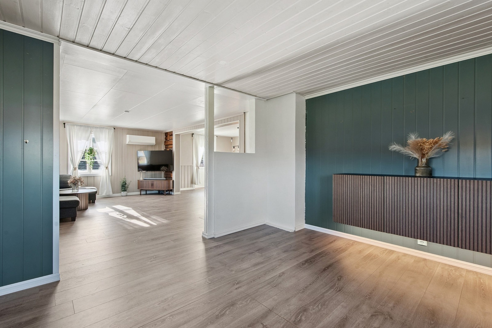 Fra kjøkken mot tv-stue, og spisestue i bakkant. Galleribilde