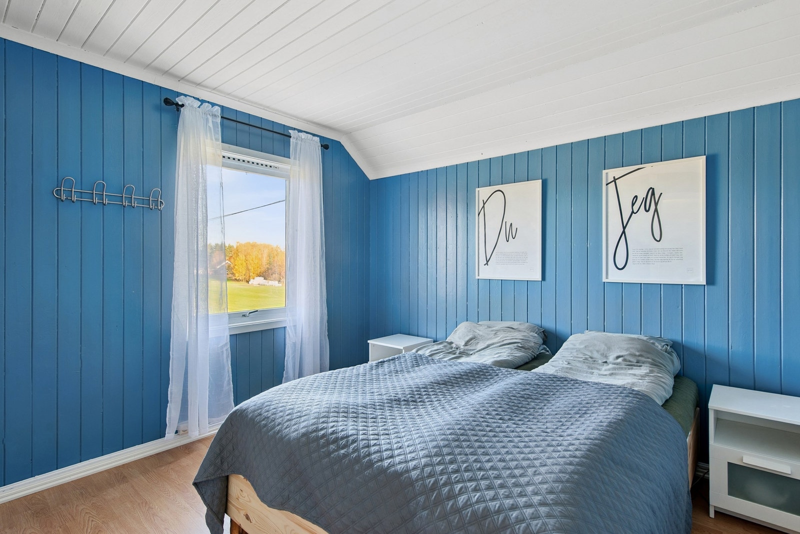 Romslig hovedsoverom med plass til dobbeltseng og garderobeinnredning om ønskelig. Galleribilde