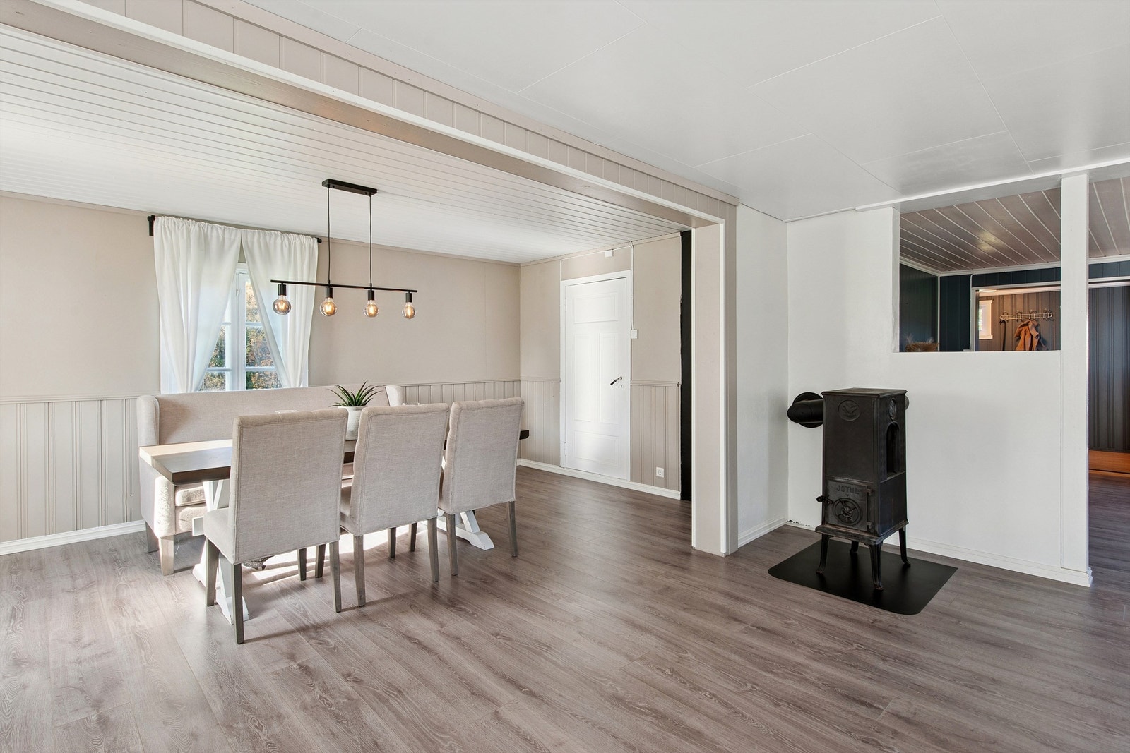 God plass til stor spisestue. Galleribilde