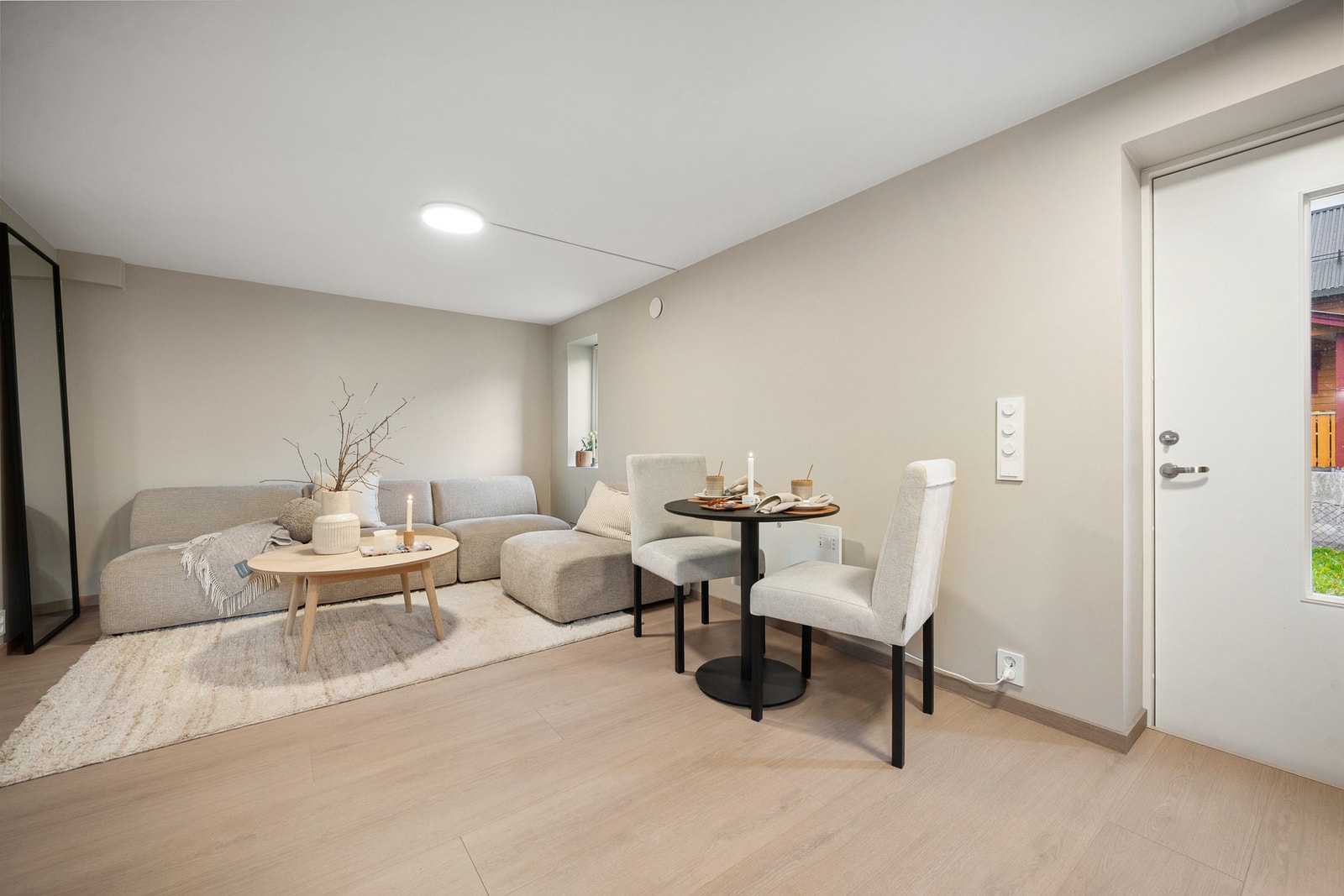 God planløsning sørger for at du både kan ha sofa og spisebord i stua! Galleribilde