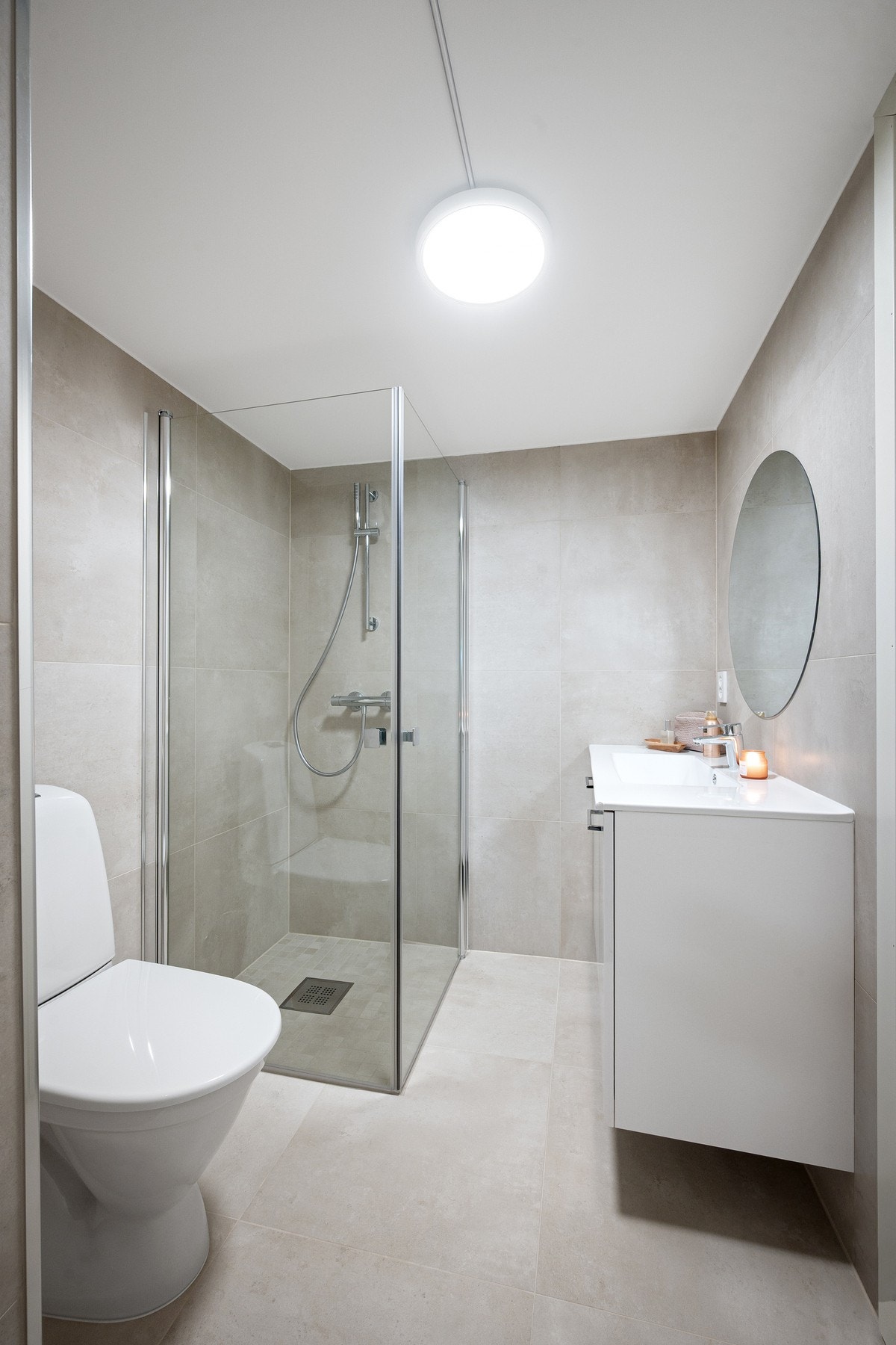 Nydelig bad med flislagte vegger og gulv med varmekabler Galleribilde