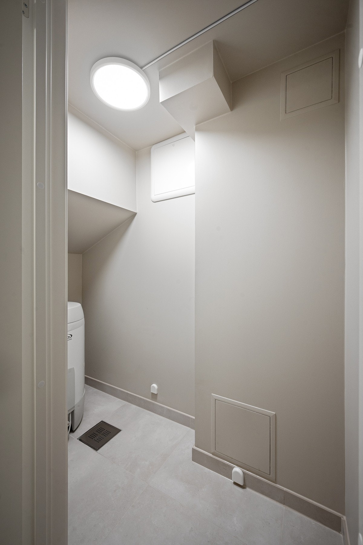 Vaskeromsdelen inneholder røropplegg til vaskemaskin og varmtvannstank Galleribilde