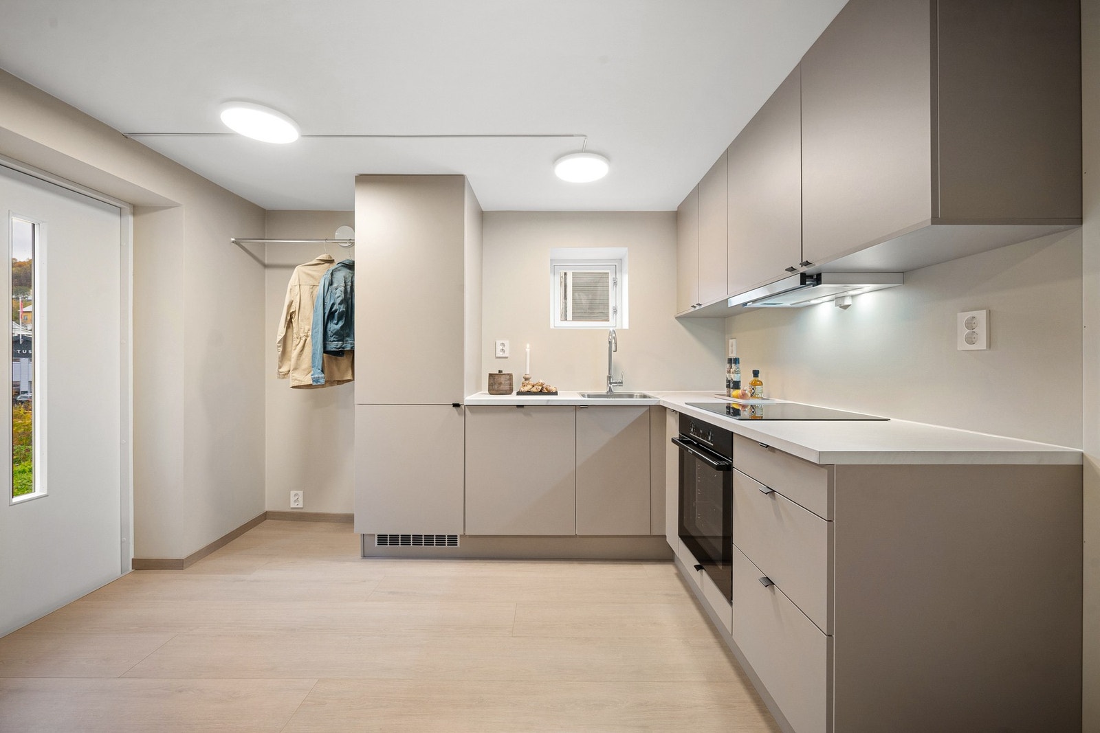 Moderne kjøkken fra HTH med god plass i skuffer og skap Galleribilde