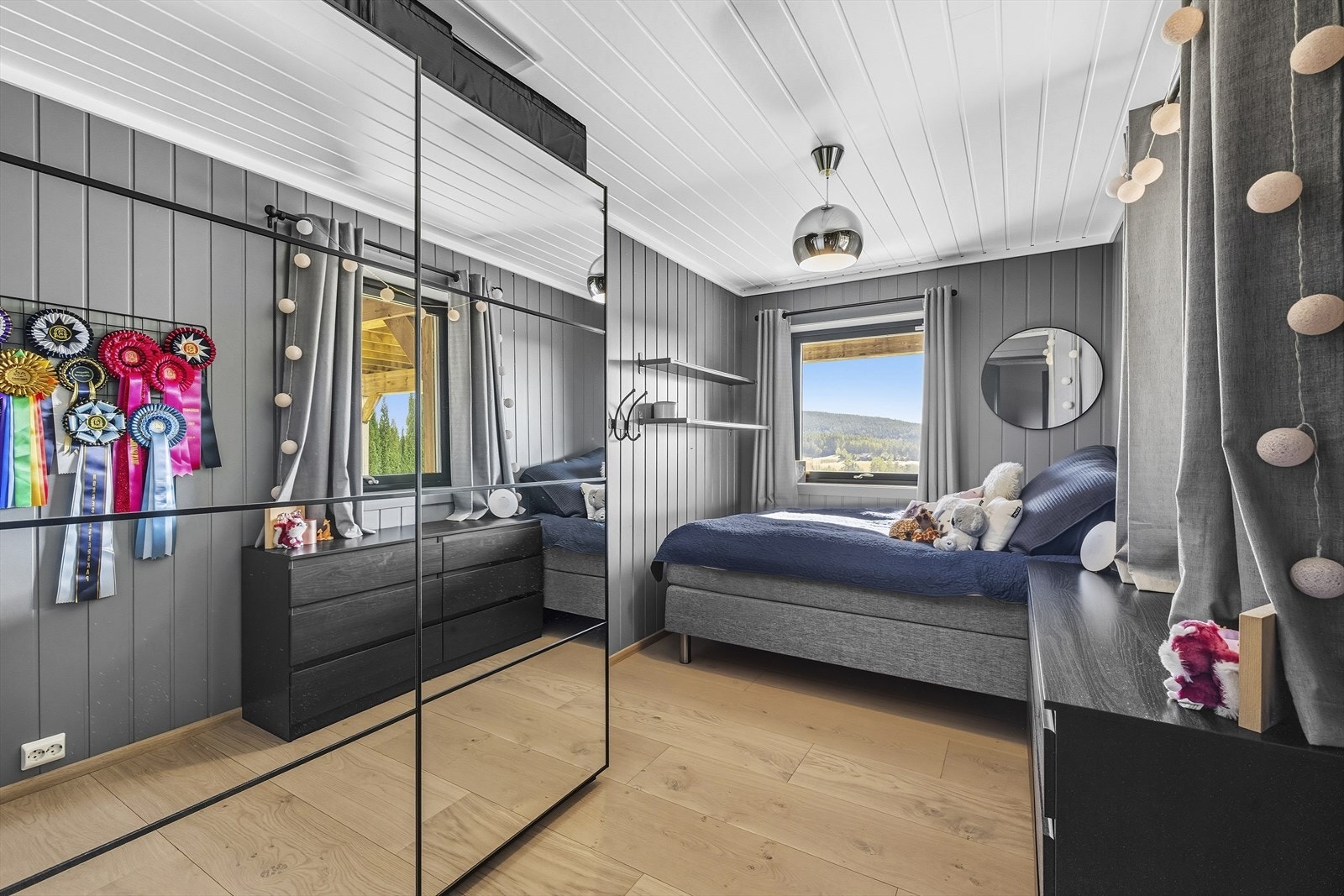 Soverommene i underetasjen har god plass til dobbeltseng, garderobe og skrivebord Galleribilde