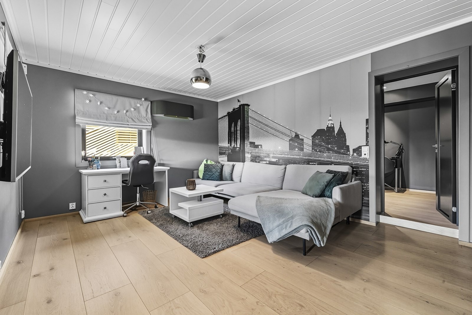 I boligens underetasje er det to store stuer med god plass til flere sittegrupper - disse rommene egner seg svært godt for barnefamilien. Fra denne stuen er det utgang, adkomst til kjøkken og videre inngang til stue nr 2. Galleribilde