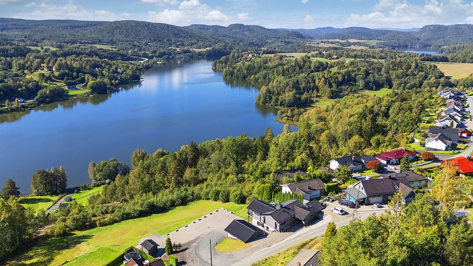 Denne fantastiske eiendommen ligger fritt og landlig til med spektakulær utsikt over Fjærekilen/Nordsjø samt sjarmerende gårdslandskap mot Melum og Lunde Galleribilde
