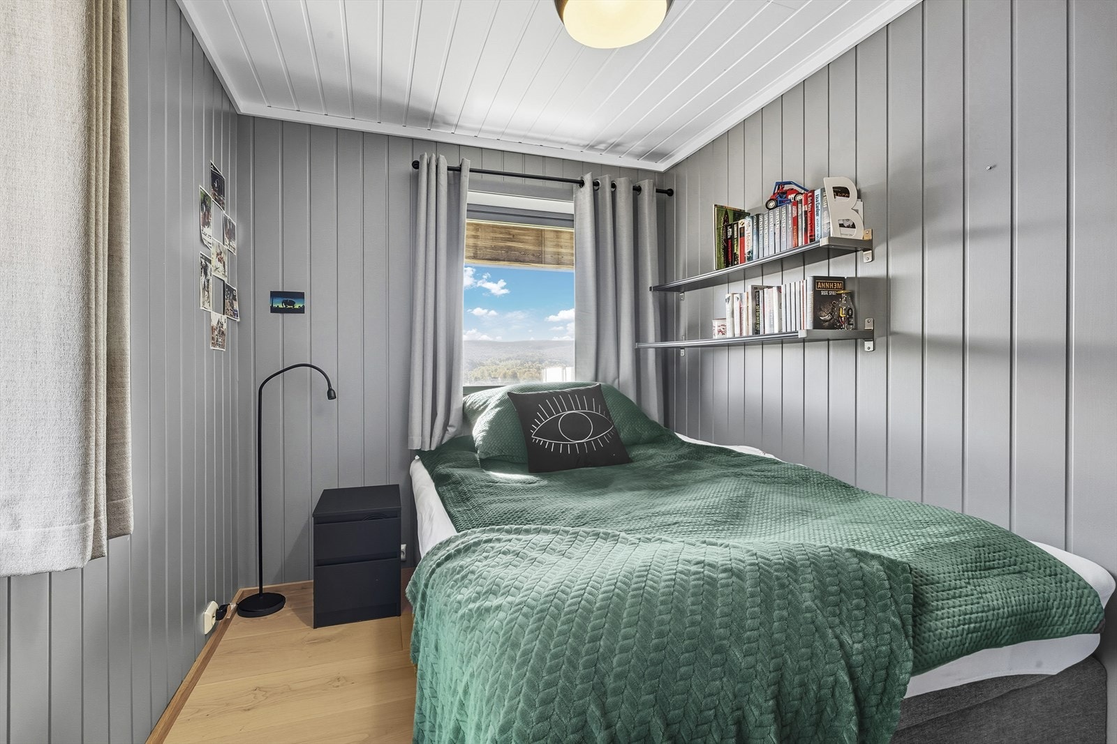 Begge soverommene i underetasjen er innredet med skyvedørsgarderobe og har plass til dobbeltseng Galleribilde