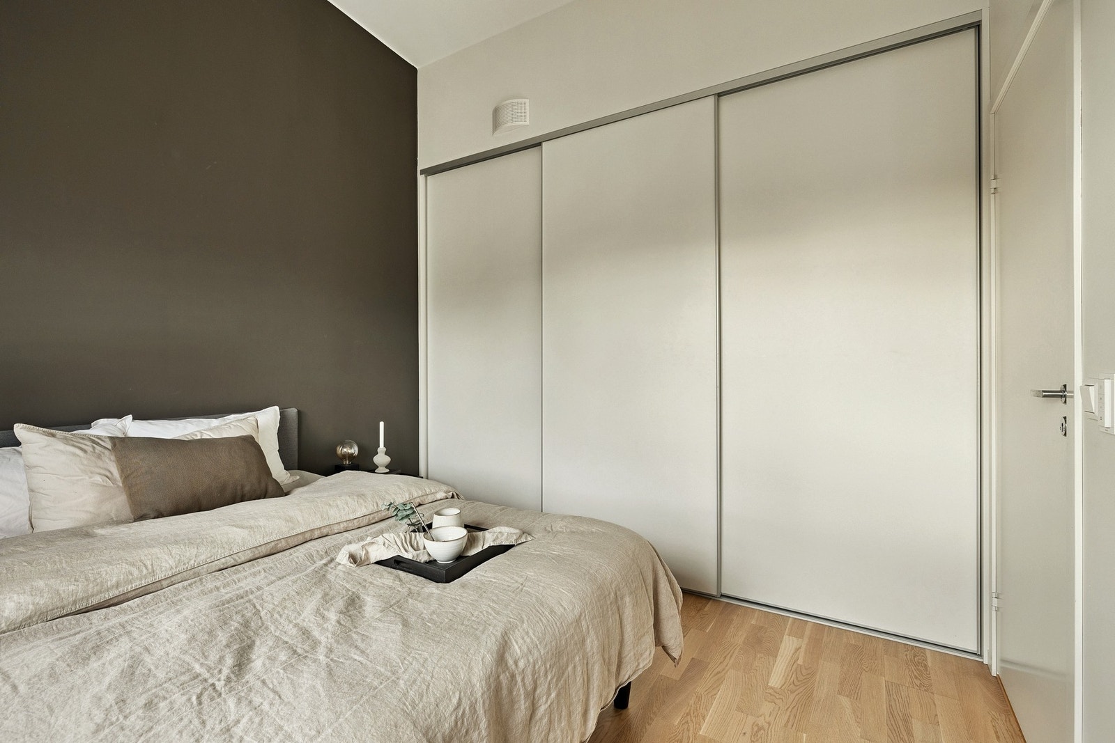 Soverommet har skyvedørsgarderobe med god oppbevaringsplass og et rent, moderne uttrykk. Galleribilde