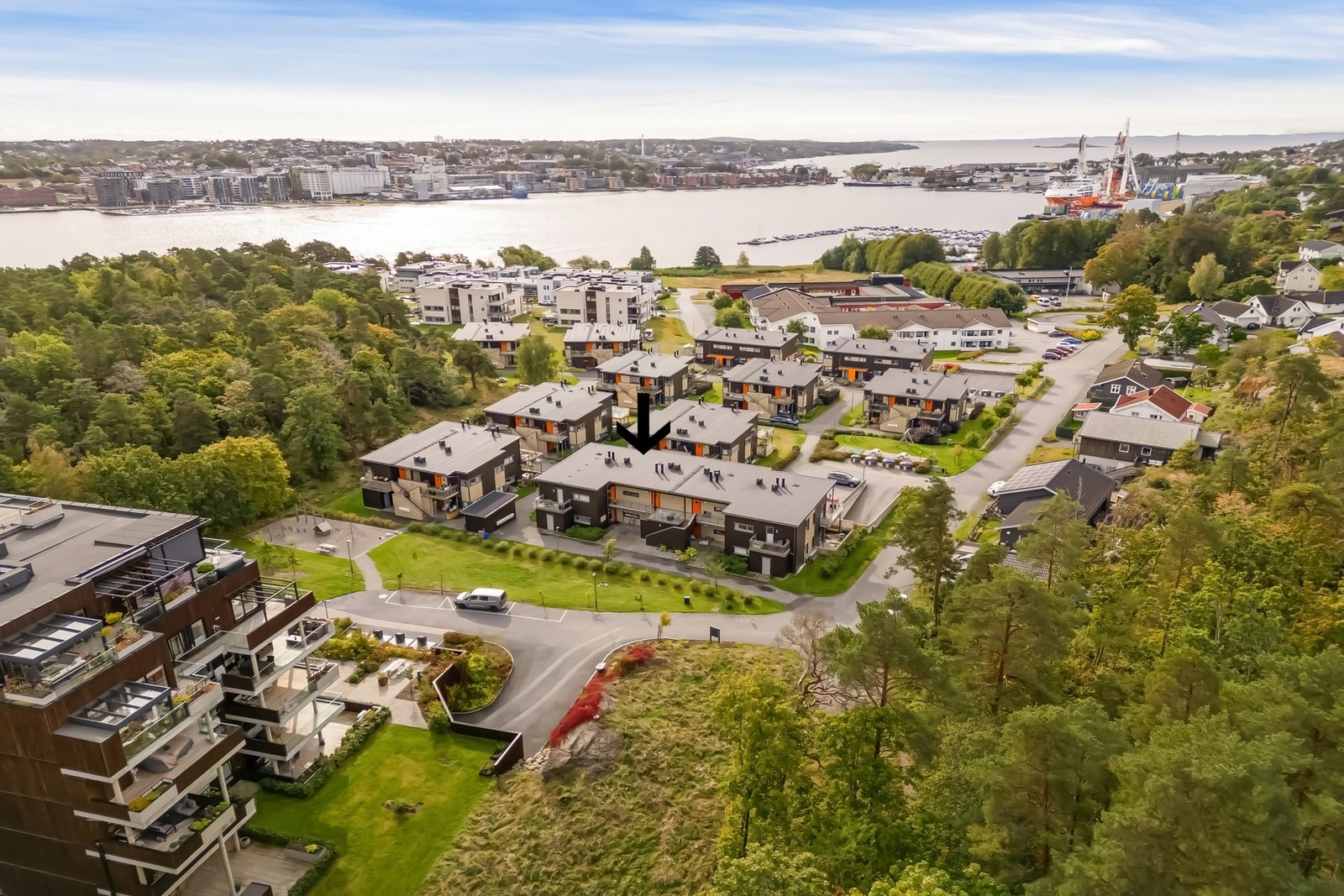 Moderne bebyggelse omgitt av grøntområder og kort vei til sjøen. Galleribilde